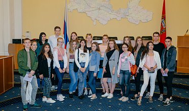 Школьники – на экскурсии в парламенте региона